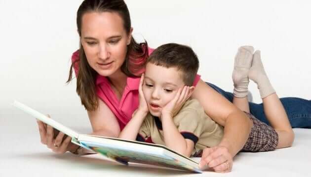 Come insegnare l'amore per la scrittura. Madre e figlio leggono insieme.