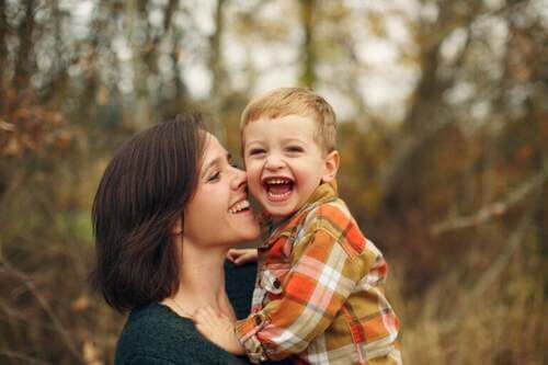 Mamma con bambino felice