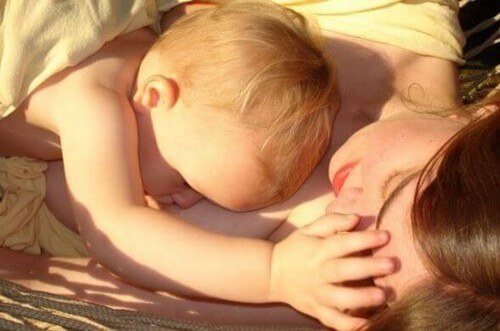 Mamma e figlio dormono al sole. 
