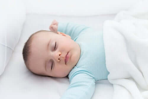 per prevenire la morte improvvisa del lattante è bene mettere il bebè a dormire a pancia in su
