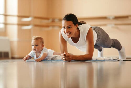 mamma e bambino che fanno ginnastica