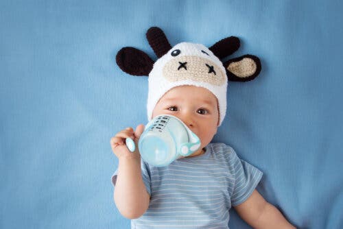 bambino prende il latte dal biberon