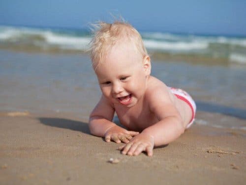 Neonato sulla spiaggia