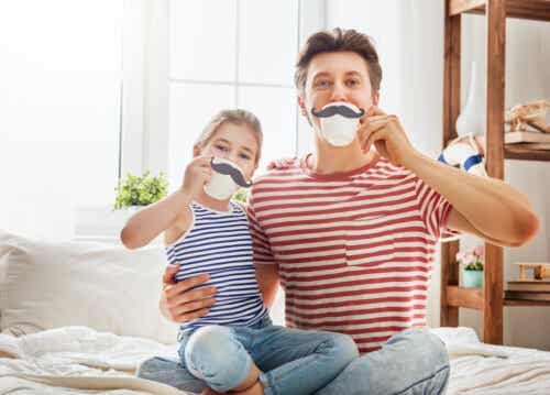 Padre e figlia che giocano insieme.