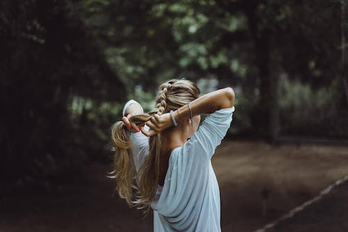 ragazza che si fa una treccia