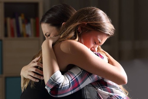 I figli sbagliano: mamma e figlia si abbracciano