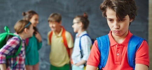 Abilità sociali: bambino isolato dal gruppo