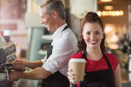 Importanza dei privilegi ragazza che lavora in un bar