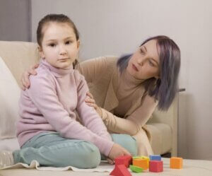 Bambina con autismo che gioca