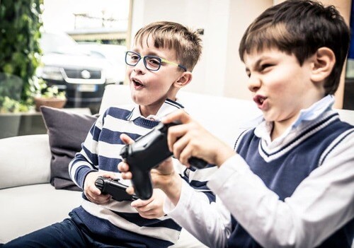 Dipendenza dai videogiochi: bambini giocano con i videogiochi