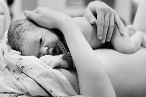 Neonato sulla pancia della mamma