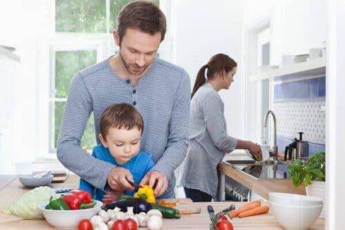 Padre e figlio che preparano le verdure per il minestrone