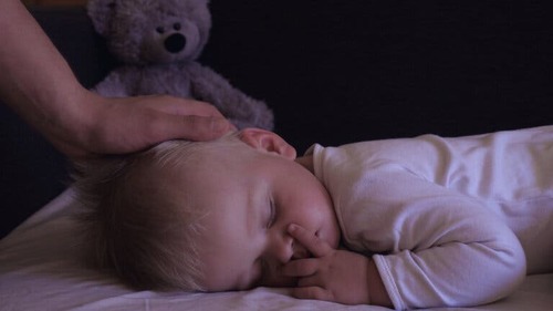 Ipnopedia: bambino piccolo addormentato con orsetto