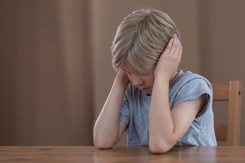 Bambino ipersensibile che non vuole ascoltare.