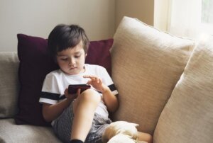Come avere un telefono a prova di bambino