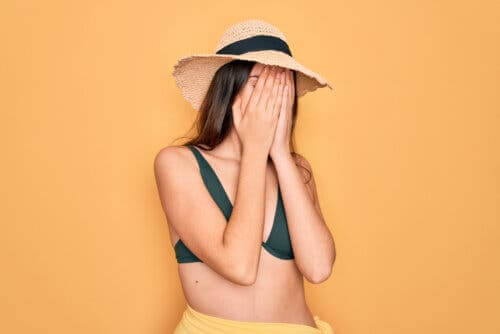 Donna a disagio in costume da bagno