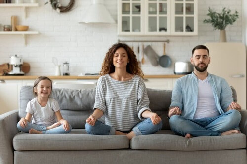 Famiglia che fa meditazione