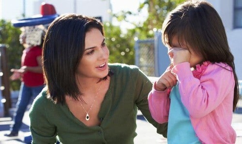 Fare troppo per i figli: mamma consola una bambina che piange