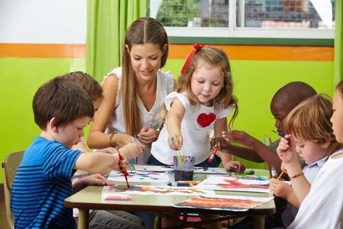giochi creativi per bambini: bambini dell'asilo che dipingono