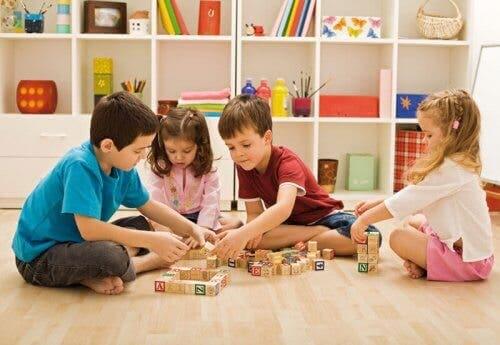 Bambini che giocano con i dadi