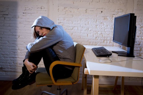 Ragazza isolata davanti al computer.