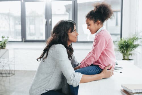 Madre che parla con la figlia