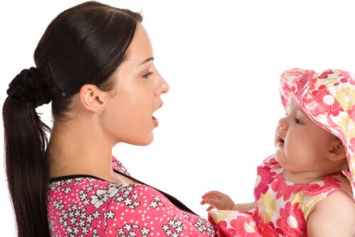 mamma che insegna a parlare alla figlia