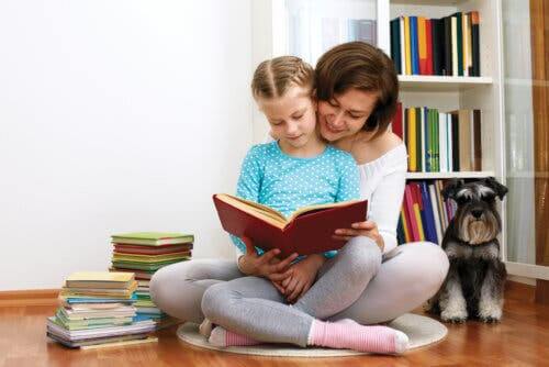 Madre che legge un libro con la figlia
