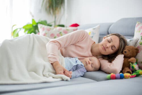 mamma che riposa insieme al bambino