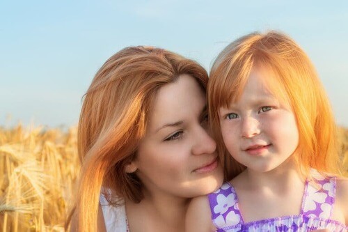 Mamma e figlia con i capelli biondi.