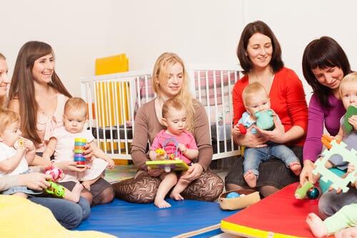 Mamme e figli all'asilo.