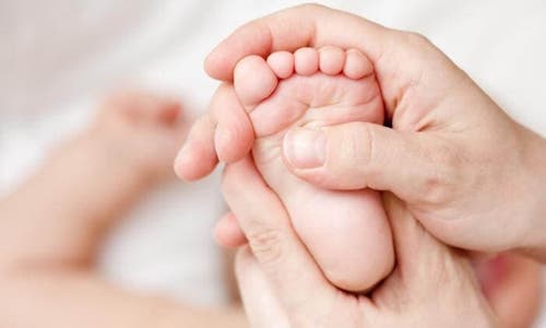 Massaggio pianta del piede del neonato