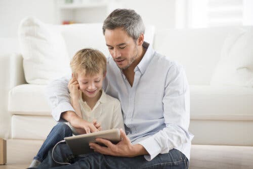 Padre e figlio con tablet