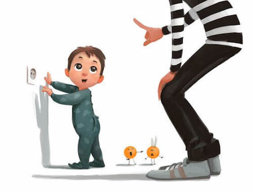 Padre che dice al figlio di non toccare la presa elettrica
