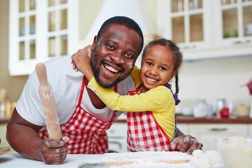 Cucinare con i bambini: un'attività utile per il loro sviluppo