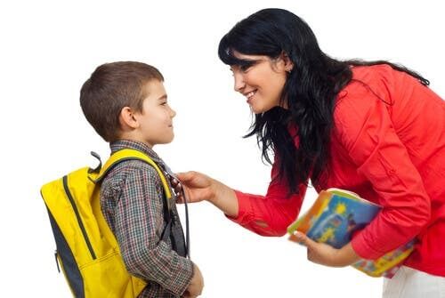 quando stiamo facendo troppo per i figli? Mamma che prepara il bambino per la scuola
