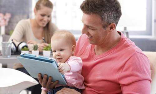 Papà e figlio di fronte ad un tablet