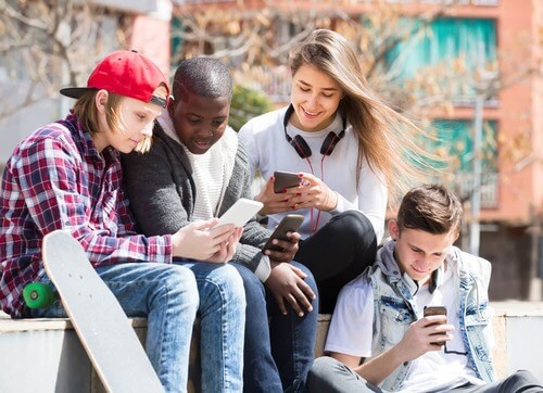 Tendenze pericolose sui social: come proteggere gli adolescenti