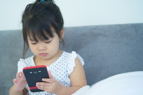 Bambina usa il telefono dei genitori