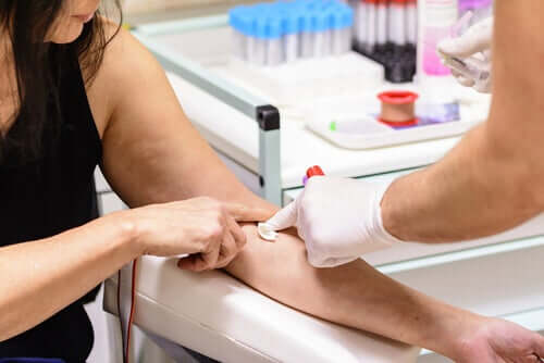 Donna che si sottopone ad un prelievo del sangue.