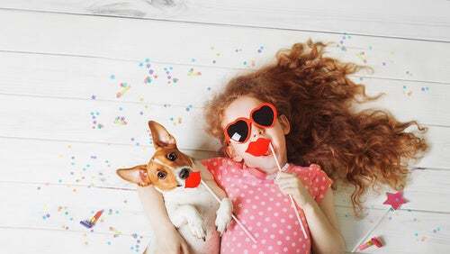 Bambina che gioca con il cane.