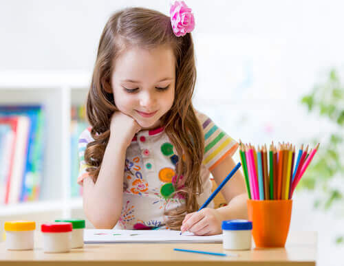 Bambina che disegna con la mano sinistra.