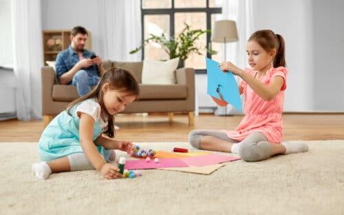 Bambine che realizzano lavoretti manuali con i pon-pon