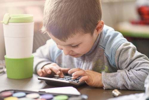 Bambino che usa una calcolatrice. Paracetamolo per bambini.