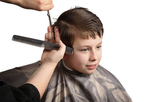 Bambino che va dal barbiere per un taglio classico.