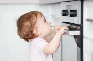 Bambino vicino al forno