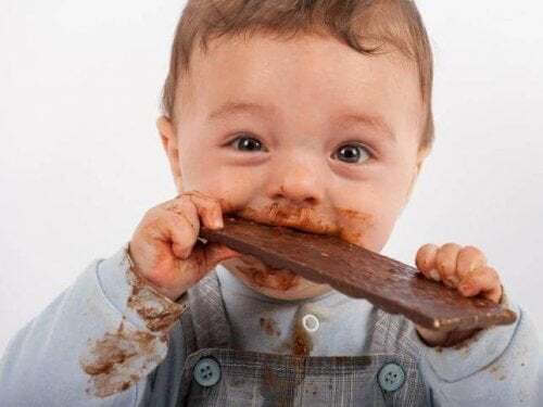 Bambino mangia una tavoletta di cioccolato