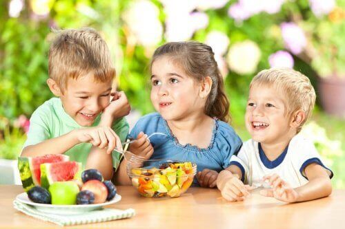 Bambini che mangiano frutta