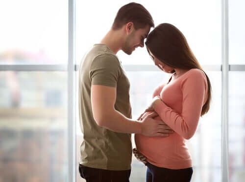 Genitori che stanno per avere un bambino.