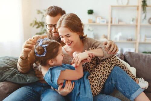 Genitori che fanno il solletico alla figlia